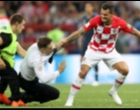 Empat Orang Menyerbu Masuk ke Lapangan Saat Pertandingan Final Piala Dunia Antara Prancis vs Kroasia Tengah Berlangsung