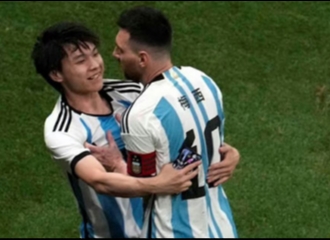 Terobos Lapangan Peluk Messi, Penggemar Sempat Tersenyum Saat Ditangkap
