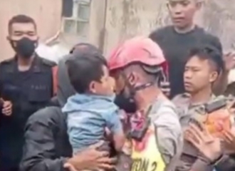 Mantap! Bocah 5 Tahun Tertimbun 3 Hari di Reruntuhan Cianjur Akhirnya Bisa Diselamatkan
