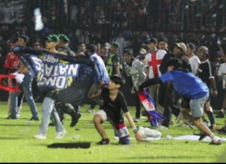 Kerusuhan Laga Arema FC vs. Persebaya Timbulkan 130 Korban Jiwa, Sanksi Berat FIFA Menanti Indonesia