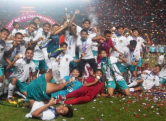 Timnas Indonesia U-16 Juara Piala AFF U-16 dan Tunjukkan Aksi Sportif Menghormati Sang Lawan Vietnam
