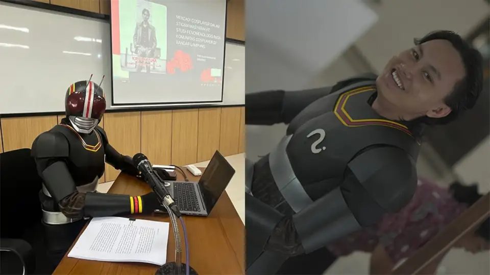 Henshin! Mahasiswa S2 Universitas Sanata Dharma Cosplay Kamen Rider Black Saat Sidang Proposal Tesis