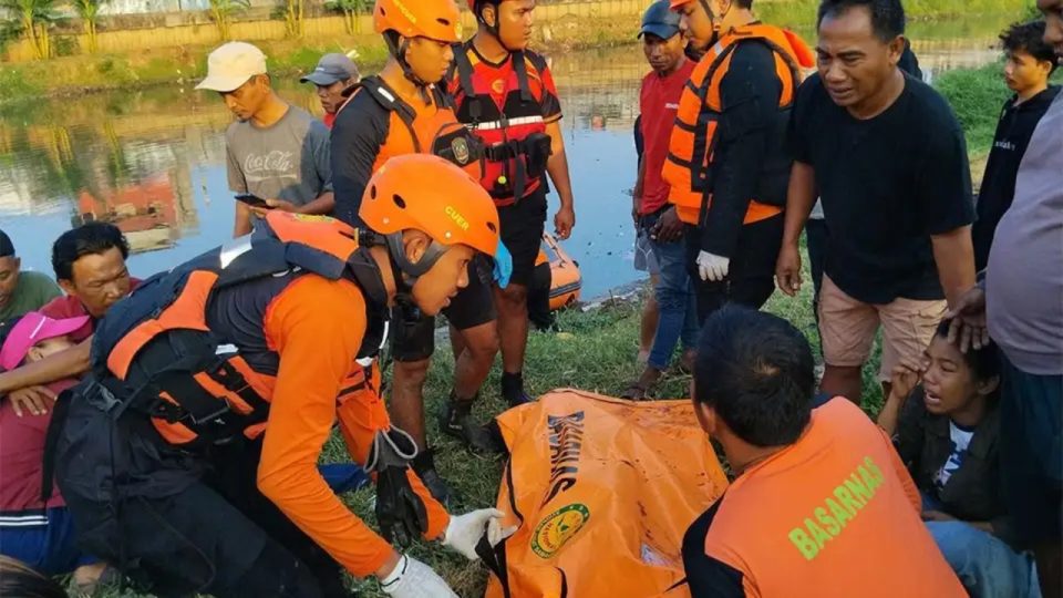 Ingin Tanggung Jawab Usai Lempar Kunci Motor Pacar ke Kali, Seorang Pria Berakhir Tewas Mengambang