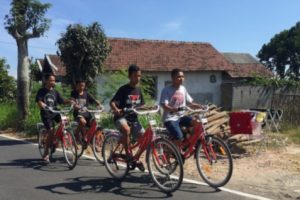 4 Siswa Belia Tempuh Jarak 5,5 Kilometer Demi Kembalikan Dompet Penuh Uang di Jalan Kepada Pemiliknya 