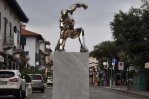 Seniman Italia Ciptakan Patung Iron Man Untuk Mengenang Kematian Tony Stark di Avengers: Endgame