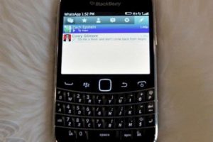 Mulai Akhir Tahun Ini Blackberry Tak Bisa Gunakan WhatsApp