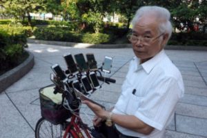 Kakek Ini Bawa 11 Smartphone Sekaligus Saat 'Berburu Pokemon'