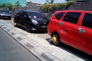 Viral Deretan Mobil Parkir di Trotoar di Solo Dapat 'Hadiah Digembok Ban' Oleh Dishub