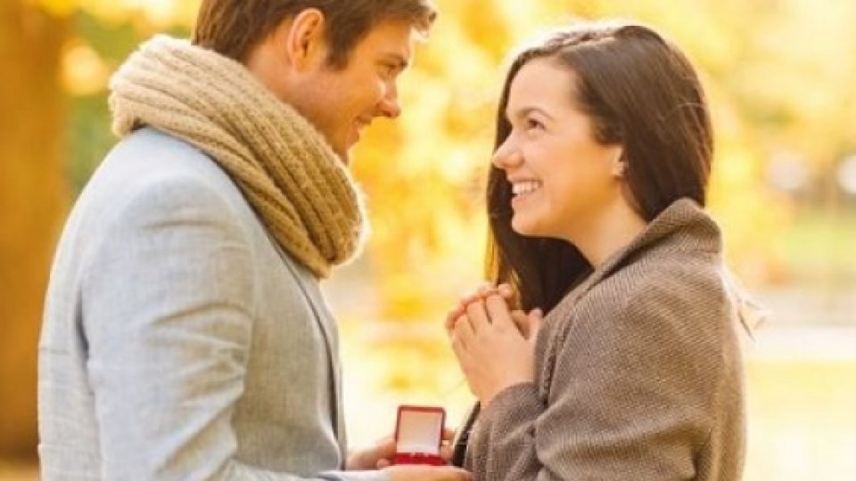 3 Cara Melamar Pasangan yang Paling Berkesan