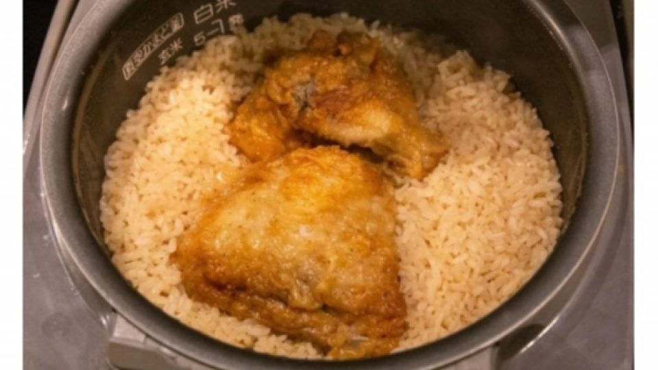 Viral Inovasi Memasak Nasi dengan Potongan Ayam KFC, Begitu Nikmat Hingga Disebut 'Devil Cooked Rice'
