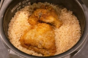 Viral Inovasi Memasak Nasi dengan Potongan Ayam KFC, Begitu Nikmat Hingga Disebut 'Devil Cooked Rice'