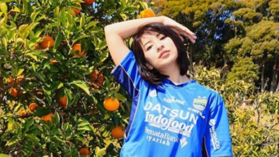 Model Cantik Asli Jepang Ini Ternyata Pendukung Setia Persib Bandung