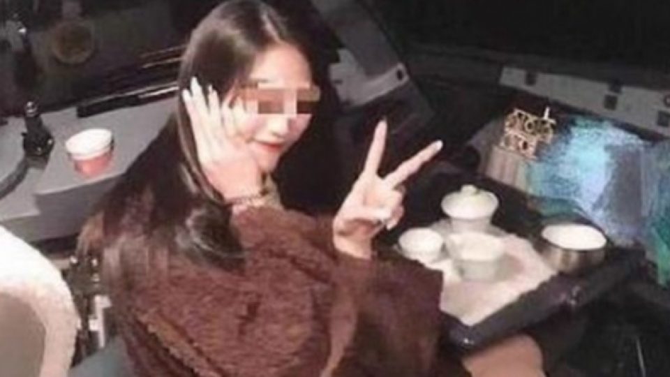 Izinkan Wanita Duduk dan Berfoto di Kokpit Pesawat, Seorang Pilot Dilarang Terbang Seumur Hidup
