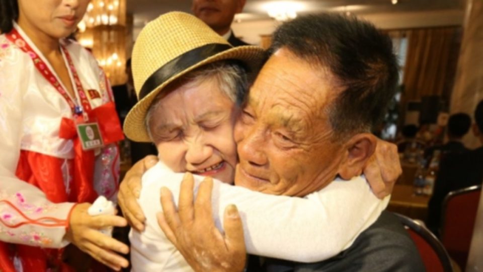 10 Foto yang Menunjukkan Cinta Tidak Hanya Mengenai Romantisme Semata