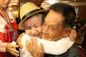 10 Foto yang Menunjukkan Cinta Tidak Hanya Mengenai Romantisme Semata