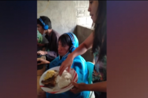 Seorang Ibu Menyuapi Anaknya yang Ketagihan Video Game di Sebuah Internet Cafe di Filipina