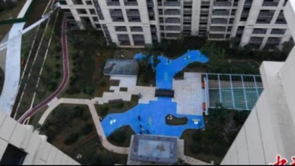 Beli Apartemen Karena Ada 'Danau' di Tengahnya, Rupanya Danau Palsu Terbuat Dari Plastik