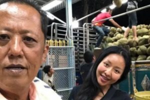 Pengusaha Durian Ini Tawarkan Uang, Emas dan Putri Bungsunya Bagi Pria Terpilih yang Mau Meneruskan Usaha Duriannya