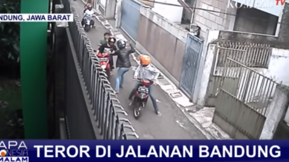 Ngeri Teror Pembacok Naik Sepeda Motor di Bandung