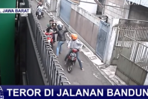Ngeri Teror Pembacok Naik Sepeda Motor di Bandung