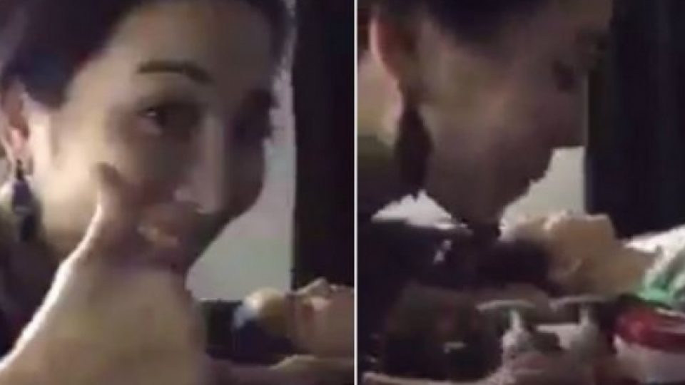 Aksi Terapis Cantik Gunakan Air Liur Sebagai Pengganti Krim Wajah!