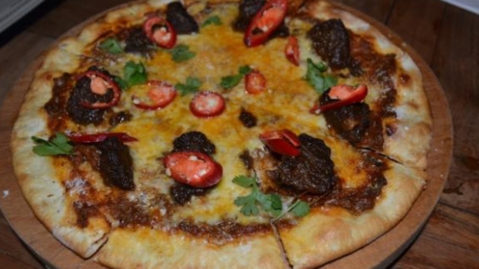 Sensasi Rasa Daging Rendang Dalam Sepotong Pizza 