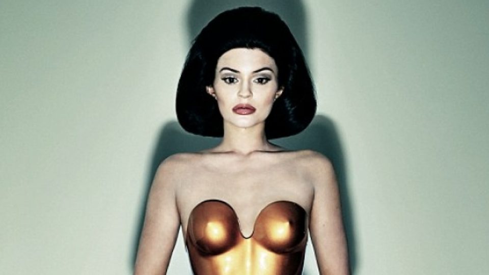 Kylie Jenner Undang Kontroversi Melalui Pose Seksinya