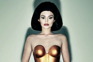 Kylie Jenner Undang Kontroversi Melalui Pose Seksinya