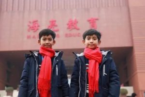 Bocah Kamboja Penjual Cinderamata yang Viral Karena Berbicara Lebih dari 10 Bahasa Kini Telah Dibiayai untuk Sekolah di China