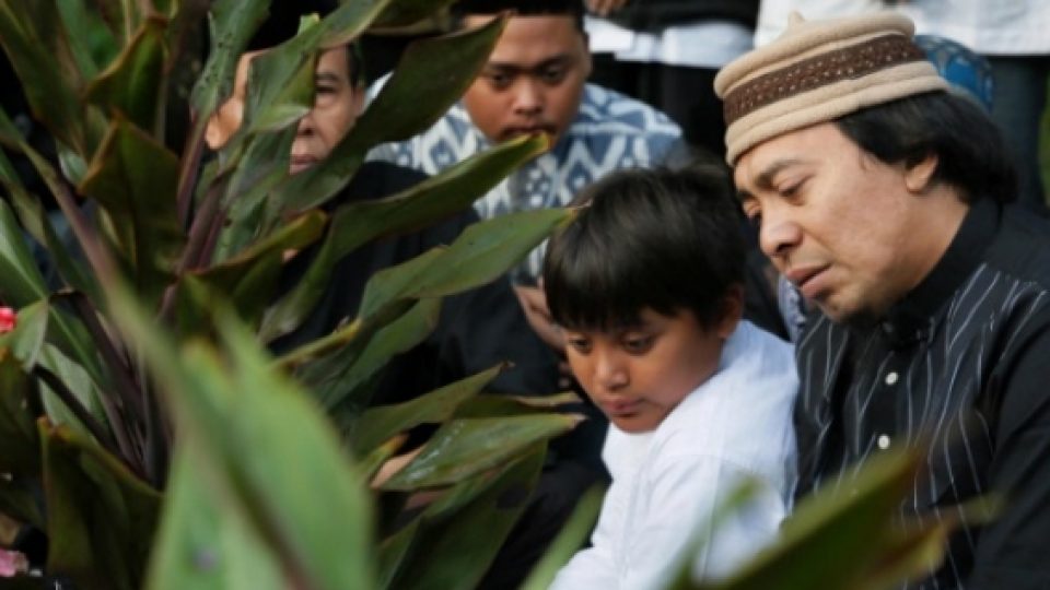 Putri Komedian Komeng Meninggal Dunia Sambil Tersenyum