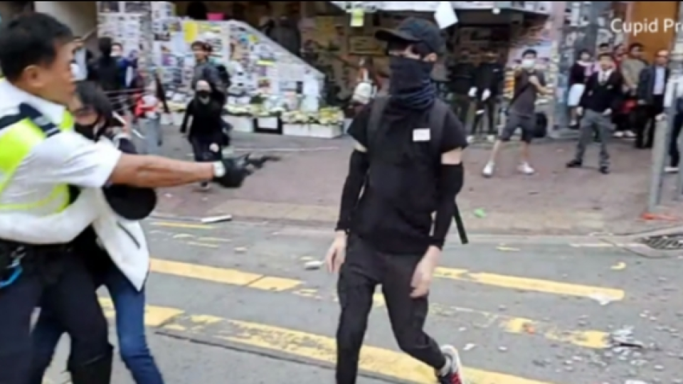 Hong Kong: Petugas Polisi (Lagi-lagi) Tembak Seorang Pria Dengan Peluru Asli Hingga Kritis