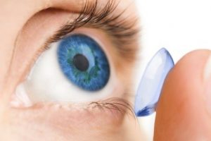 5 Tips Makeup Untuk Pengguna Lensa Kontak