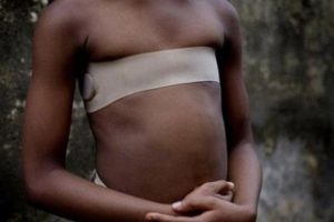 Ini Alasan Wanita di Afrika Setrika Payudaranya Dengan Batu Panas