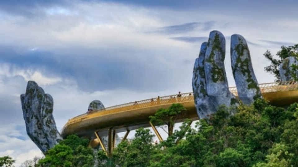 Jembatan Ini Seolah Disangga Oleh Tangan Seorang Raksasa