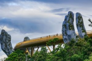 Jembatan Ini Seolah Disangga Oleh Tangan Seorang Raksasa