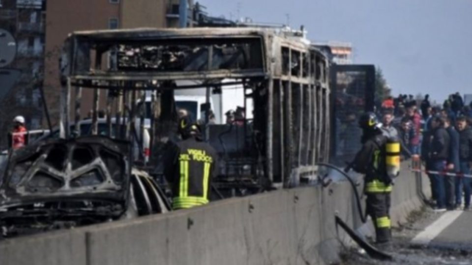 Seorang Sopir Bus di Italia Membajak Serta Membakar Busnya Sendiri yang Ditumpangi 51 Anak-Anak di Italia