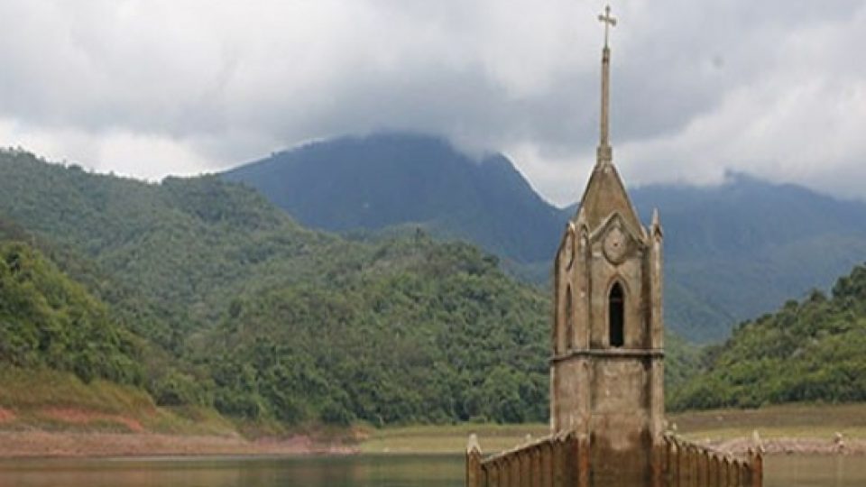 Unik! Gereja Ini Muncul Kembali Setelah Tenggelam 30 Tahun Lebih
