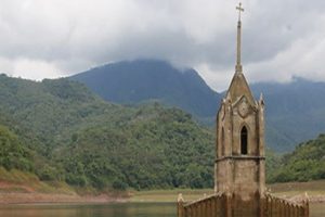 Unik! Gereja Ini Muncul Kembali Setelah Tenggelam 30 Tahun Lebih