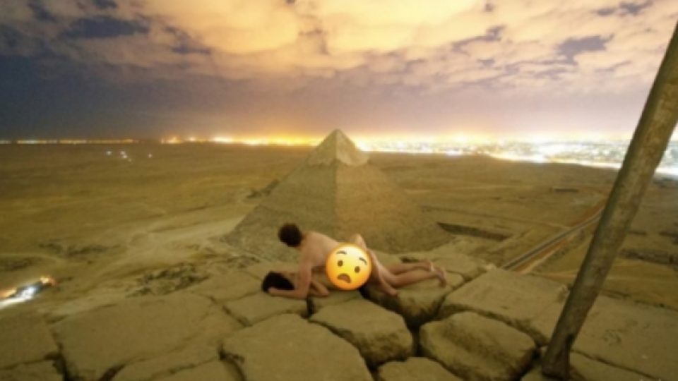 Pasangan Ini Telanjang Bulat dan Bercumbu di Puncak Piramida Besar Giza, Mesir