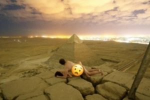 Pasangan Ini Telanjang Bulat dan Bercumbu di Puncak Piramida Besar Giza, Mesir