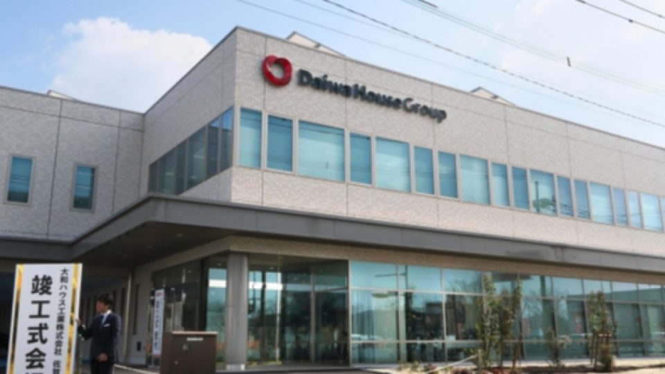 Gedung Bertenaga Surya Penuh Pertama di Jepang