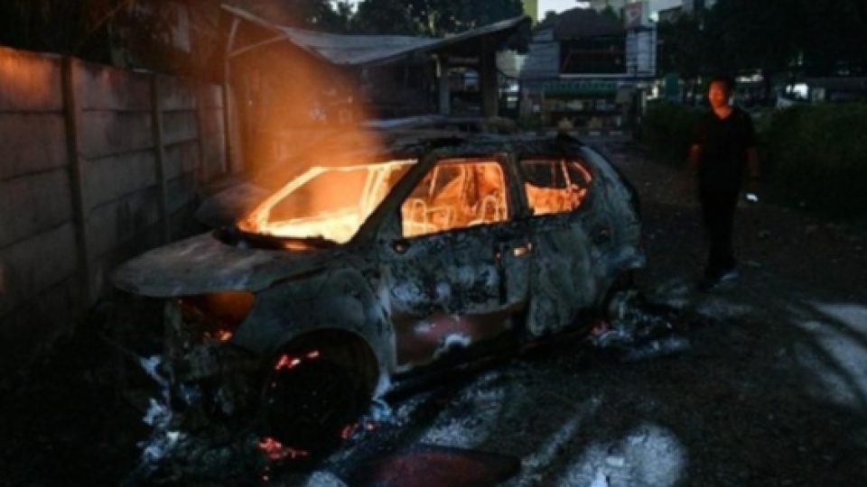 Bentrokan Menjalar ke Asrama Brimob, Menyebabkan Belasan Mobil Terbakar