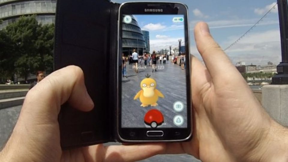 Fokus Berburu Pokemon Dua Pria Ini Jatuh Dari Tebing