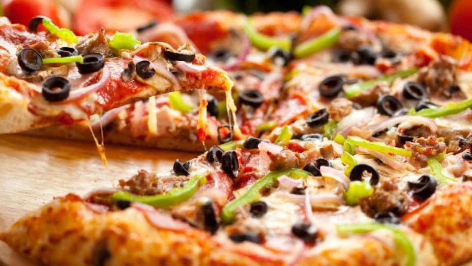 Ini Dia Cara Unik Memotong Pizza Untuk Keluarga Besar