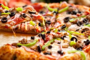 Ini Dia Cara Unik Memotong Pizza Untuk Keluarga Besar