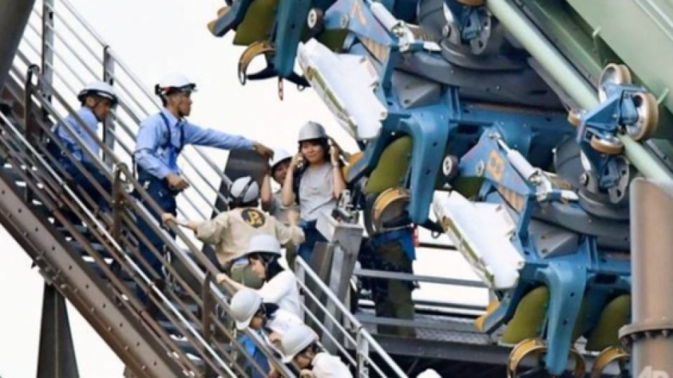 Rollercoaster Berhenti Mendadak, 64 Penumpang Histeris di Universal Studio Jepang