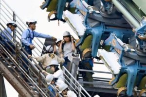 Rollercoaster Berhenti Mendadak, 64 Penumpang Histeris di Universal Studio Jepang