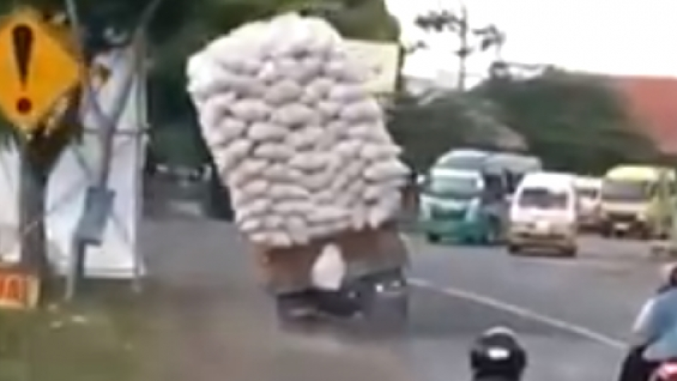 Video Truk Terguling Malah Jadi Bahan Ketawaan Orang Luar Negeri