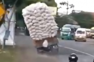 Video Truk Terguling Malah Jadi Bahan Ketawaan Orang Luar Negeri