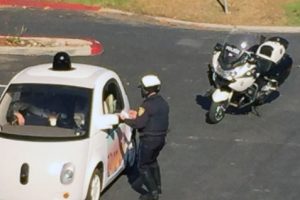 Gara-gara Jalan Lambat, Mobil Tanpa Supir Ini Ditilang Polisi